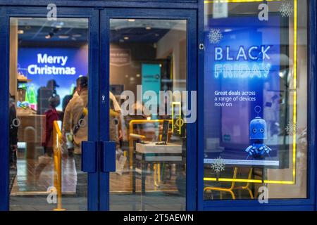 EE & BT, Telekommunikation & Breitband Black Friday Verkaufsgeschäfte, Shopper, Shopping in Chapel Street, Southport, Großbritannien Stockfoto