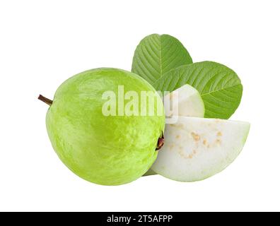 Guave-Frucht mit Scheiben isoliert auf weißem Hintergrund Stockfoto