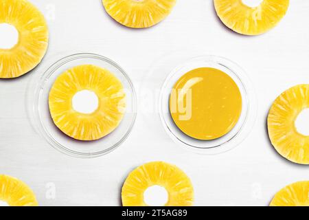 Ananas-Limettenscheiben. Serum und Ananasstücke auf weißem Hintergrund, Schönheit. Stockfoto