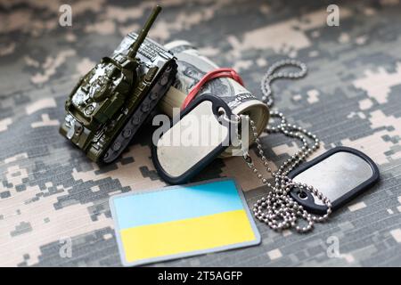 Militäruniform mit ukrainischem Flaggenaufnäher Stockfoto