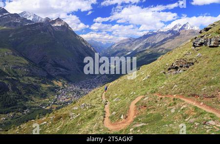 Aus der Vogelperspektive des Zermatter Stadttals berühmtes Skigebiet und Täschdorf in den schweizer alpen, Kanton Wallis, Schweiz im Sommer Stockfoto