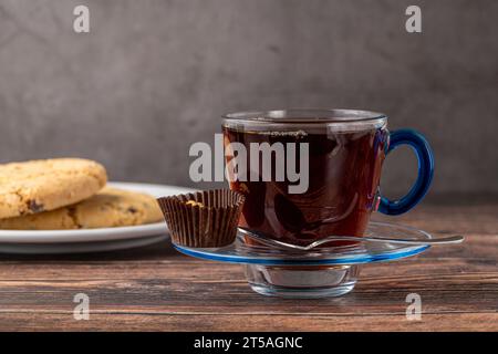 Traditioneller schwarzer türkischer Tee mit Zitrone und Keksen auf hölzernem Hintergrund Stockfoto