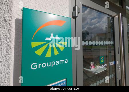 Bordeaux , Frankreich - 10 31 2023 : Groupama Logo Marke Fassade grün und Text Schild Kette des Bürogebäudes der französischen Versicherungsagentur Stockfoto