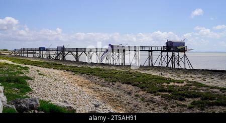 Holzfischerhütten mit Netz in Saint-Palais-sur-Mer frankreich Stockfoto