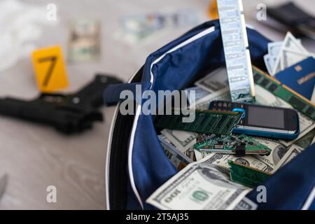 Geldstapel in einer Plastiktüte Stockfoto