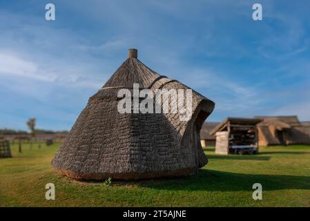 Altes traditionelles Landhaus aus Schilf. Schafe, Fischer und Bauern nutzten Häuser wie diese im Mittelalter. Stockfoto