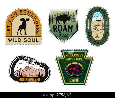 Camping Adventures Abzeichen mit großen Sets mit Bergen und wilden Tieren. Grafik mit Reiselogo. Vektor-Retro-Camp-Etiketten auf Lager. Stock Vektor