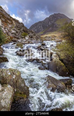 Oberer Teil der Ogwen Falls von Pont Pen-y Benglog, mit Mount Tryfan im Hintergrund, Llyn Ogwen, Snowdonia, Wales Stockfoto