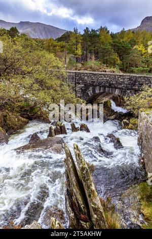 Alte Packhorse Brücke versteckt unter der A5 Brücke bei Ogwen Falls, Pont Pen-y Benglog, Snowdonia, Wales Stockfoto