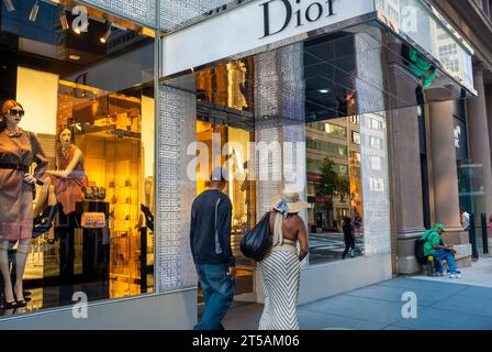 New York City, New York, USA, Straßenszenen, Menschen gehen, Fifth Avenue, Luxusboutiquen Windows Fronts, Dior Store, Schild Stockfoto