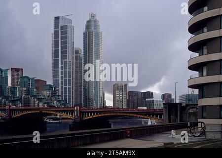 21. Oktober 2023 - LononnUK: Blick auf die Entwicklung des St George's Kais über die vauxhall Bridge london Stockfoto