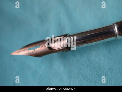 Nahaufnahme eines kupferfarbenen Tauchstifts. Der Halter ist aus echtem Silber, was an der Silbermarke S zu erkennen ist. Die silberne Markierung mit drei Kronen zeigt an Stockfoto