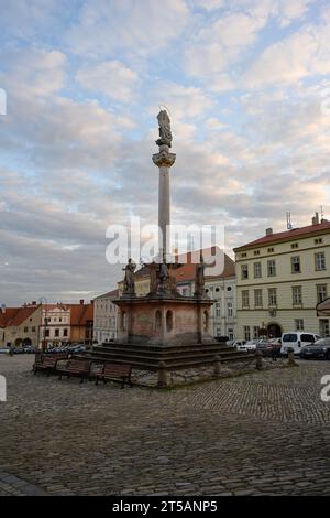 Znojmo, Mähren, Tschechische Republik - September 30 2023: Pestsäule oder Morovy Sloup am Masaryk-Platz am Abend Stockfoto