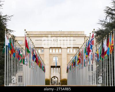 Genf, Schweiz. November 2023. Flaggen der Mitgliedsstaaten an der Haustür des Büros der Vereinten Nationen in Genf. Hunderte Anhänger des Nationalen Widerstandsrates des Iran (NCRI) nehmen an einer Kundgebung im Palais des Nations vor dem Europäischen Hauptquartier der Vereinten Nationen Teil, um gegen die Ernennung des iranischen Regimegesandten zum Vorsitzenden des Sozialforums des UN-Menschenrechtsrates zu protestieren. Quelle: SOPA Images Limited/Alamy Live News Stockfoto