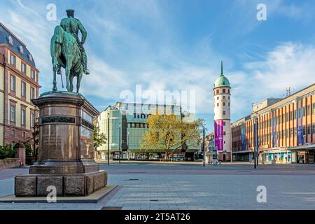 Panoramablick über den Friedensplatz bis zum weißen Turm im Stadtzentrum der hessischen Universitätsstadt Darmstadt Stockfoto