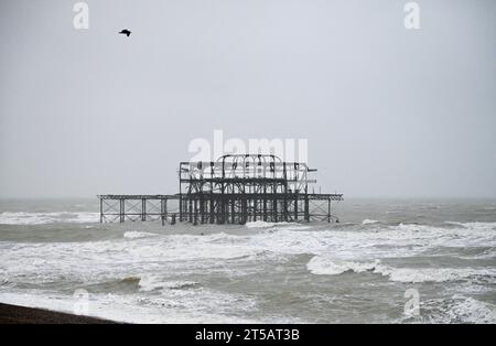 Brighton UK 4. November 2023 - die Wellen werden heute Morgen bei starkem Wind am West Pier von Brighton eingeläutet, während mehr Stürme die Südküste heute überschwemmen : Credit Simon Dack / Alamy Live News Stockfoto