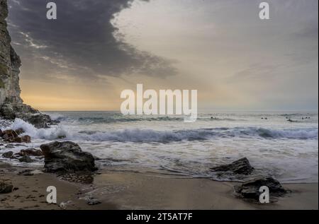 Surfer genießen die abendlichen Wellen am Perranporth Beach, Cornwall Stockfoto