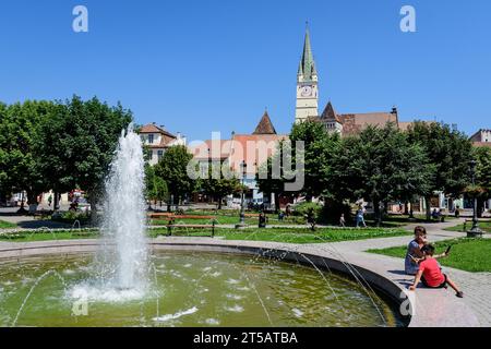 Medias, Rumänien, 14. Juli 2021: Stadtlandschaft mit Ferdinand-I.-König-Platz (Piata Regele Ferdinand I) und Grünpark im alten Stadtzentrum, in Transy Stockfoto