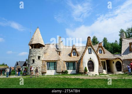 Porumbacu de Sus, Sibiu, Rumänien, 16. Juli 2021: Schloss von Clay aus dem Valey der Fähren (Castelul de Lut Valea Zanelor) in Siebenbürgen (Transilvani Stockfoto