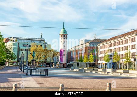 Panoramablick über den Friedensplatz bis zum weißen Turm im Stadtzentrum der hessischen Universitätsstadt Darmstadt Stockfoto