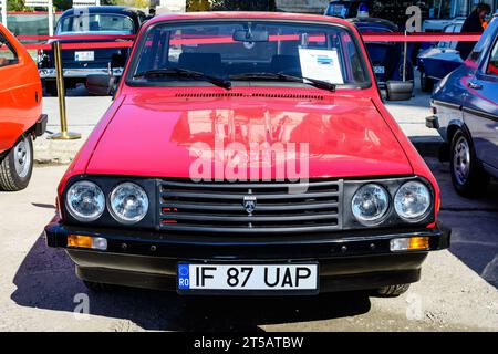 Bukarest, Rumänien, 2. Oktober 2021: Alter, leuchtend roter rumänischer Oldtimer Dacia 1410 Sport, der im Jahr 1987 hergestellt wurde und bei einer Veranstaltung auf einer Straße geparkt wurde Stockfoto