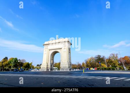 Bukarest, Rumänien - 6. November 2021: Arcul de Triumph (Triumphbogen) Triumphbogen und Wahrzeichen, im nördlichen Teil der Stadt auf Stockfoto