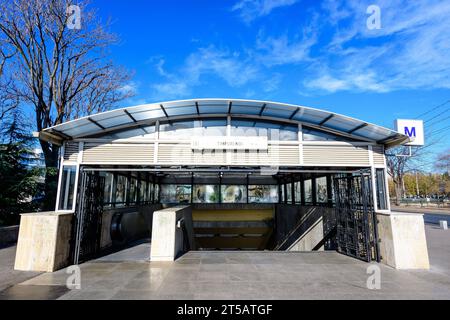 Bukarest, Rumänien, 20. November 2021: Haupteingang zur U-Bahn-Station Timpuri Noi an einem sonnigen Herbsttag Stockfoto