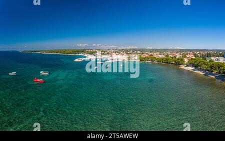 Panoramaaufnahme der Drohne über der istrischen Stadt Fazana mit Hafen tagsüber im Sommer Stockfoto