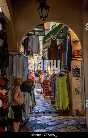 Straßen von Old Kerkyra, Korfu, Griechenland. UNESCO-Weltkulturerbe Stockfoto