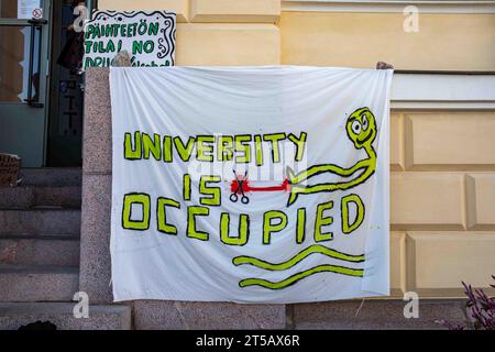 Die Universität ist besetzt. Banner am Haupteingang des Campus der Universität Helsinki während des Sitzungsprotests der Studenten in Helsinki, Finnland. Stockfoto