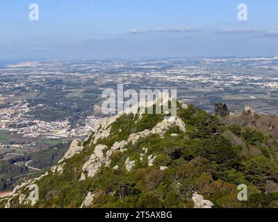 Mittelalterliches Castelo dos Mouros, auch bekannt als Schloss der Mauren in Sintra, Portugal. Wachtürme und Verteidigungsmauern, die den Bergrücken mit einem Wettkampf hinaufklettern Stockfoto