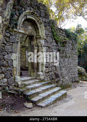 Kirche Sao Pedro de Penaferrim im mittelalterlichen Castelo dos Mouros, auch bekannt als Burg der Mauren in Sintra, Portugal. Stockfoto