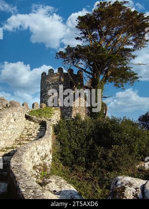 Mittelalterliches Castelo dos Mouros, auch bekannt als Schloss der Mauren in Sintra, Portugal. Wachturm und Verteidigungsmauer Stockfoto