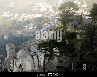 Mittelalterliches Castelo dos Mouros, auch bekannt als Schloss der Mauren in Sintra, Portugal. Wachtürme und Verteidigungsmauern, die den Bergrücken mit einem Wettkampf hinaufklettern Stockfoto