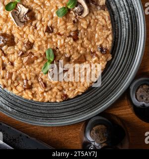 Risottogericht mit Stachelpilzen auf Grauebene. Köstlich. Gericht in einem Restaurant, Menü-Food-Konzept. Stockfoto