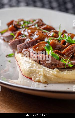 Tagliata Kalb mit Kartoffelpüree und Pilzen. Köstlich. Gericht in einem Restaurant, Menü-Food-Konzept. Stockfoto