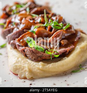 Tagliata Kalb mit Kartoffelpüree und Pilzen. Köstlich. Gericht in einem Restaurant, Menü-Food-Konzept. Stockfoto