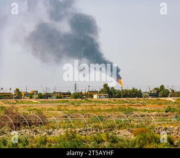 Gas fackelt nördlich von Basra, Irak Stockfoto