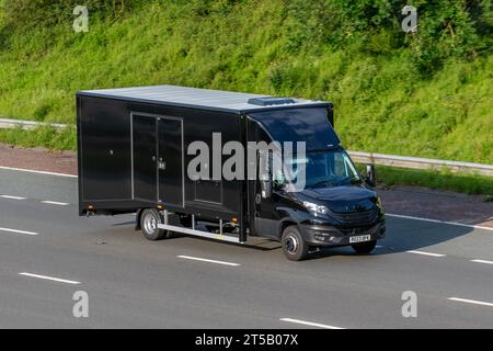 2023 schwarzer Iveco Daily 70C18B Auto Pferdekasten mit geneigter Heck- und Seitenrampe Stockfoto