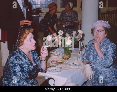 Frauen rauchen auf der Hochzeit der 1950er Jahre Stockfoto