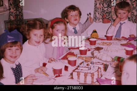 Kindergeburtstag 1960er Jahre, England Stockfoto