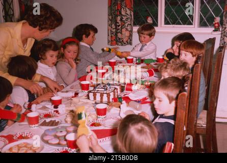 Kindergeburtstag 1960er Jahre, England Stockfoto