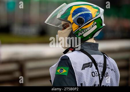 Interlagos, Brasilien. November 2023. November 2023, Autodromo Jose Carlos Pace, Interlagos, Formel 1 Rolex Sao Paulo Grand Prix 2023, auf dem Bild Marshals auf der Rennstrecke Credit: dpa/Alamy Live News Stockfoto