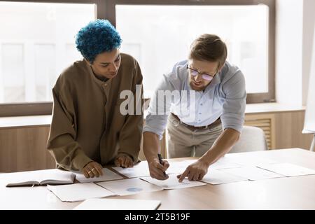 Beschäftigte junge Kollegen, Geschäftspartner, die an der Marketingstrategie arbeiten Stockfoto