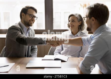 Team von Geschäftspartnern schüttelt nach erfolgreichem Gespräch die Hand Stockfoto