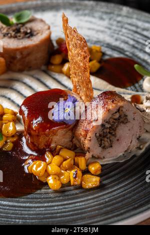 Kaninchenbrötchen mit Pilzen, Polenta und Berblansauce. Köstlich. Gericht in einem Restaurant, Menü-Food-Konzept. Stockfoto