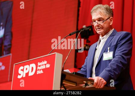 Nürnberg, Deutschland. November 2023. Jo-Achim Hamburger, Vorsitzender der israelischen Religionsgemeinschaft in Nürnberg, spricht auf der Kleinparteikonferenz der Bayerischen SPD in der kleinen Meistersingerhalle in Nürnberg. Im Mittelpunkt steht die Liste der bayerischen Kandidaten für die Europawahlen 2024. Darlegung: Daniel Löb/dpa/Alamy Live News Stockfoto