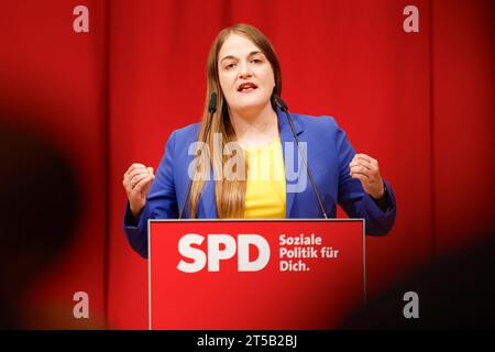 Nürnberg, Deutschland. November 2023. Ronja Endres, Vorsitzende der Bayerischen SPD, spricht auf der Kleinparteikonferenz der Bayerischen SPD in der Meistersingerhalle in Nürnberg. Im Mittelpunkt steht die Liste der bayerischen Kandidaten für die Europawahlen 2024. Darlegung: Daniel Löb/dpa/Alamy Live News Stockfoto