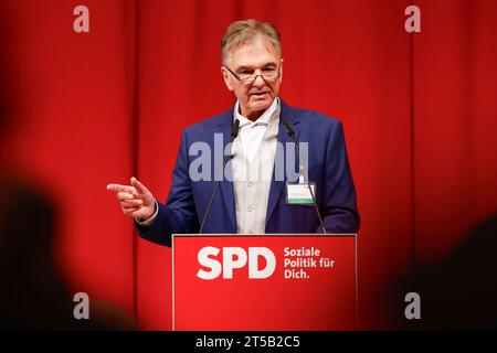 Nürnberg, Deutschland. November 2023. Jo-Achim Hamburger, Vorsitzender der israelischen Religionsgemeinschaft in Nürnberg, spricht auf der Kleinparteikonferenz der Bayerischen SPD in der kleinen Meistersingerhalle in Nürnberg. Im Mittelpunkt steht die Liste der bayerischen Kandidaten für die Europawahlen 2024. Darlegung: Daniel Löb/dpa/Alamy Live News Stockfoto