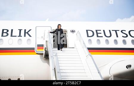 Baku, Aserbaidschan. November 2023. Die Außenministerin Annalena Baerbock (Alliance90/die Grünen) steigt nach Ankunft am Flughafen aus einem Regierungsflugzeug aus. Im Mittelpunkt der Reise steht der Streit zwischen Armenien und Aserbaidschan um die Region Berg-Karabach. Quelle: Hannes P. Albert/dpa/Alamy Live News Stockfoto